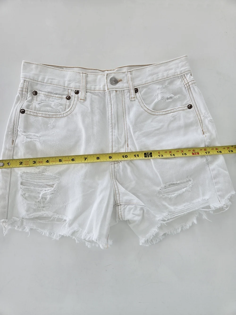 American Eagle 90s Boyfriend Shorts Raw Hem White Denim Distressed Size 2